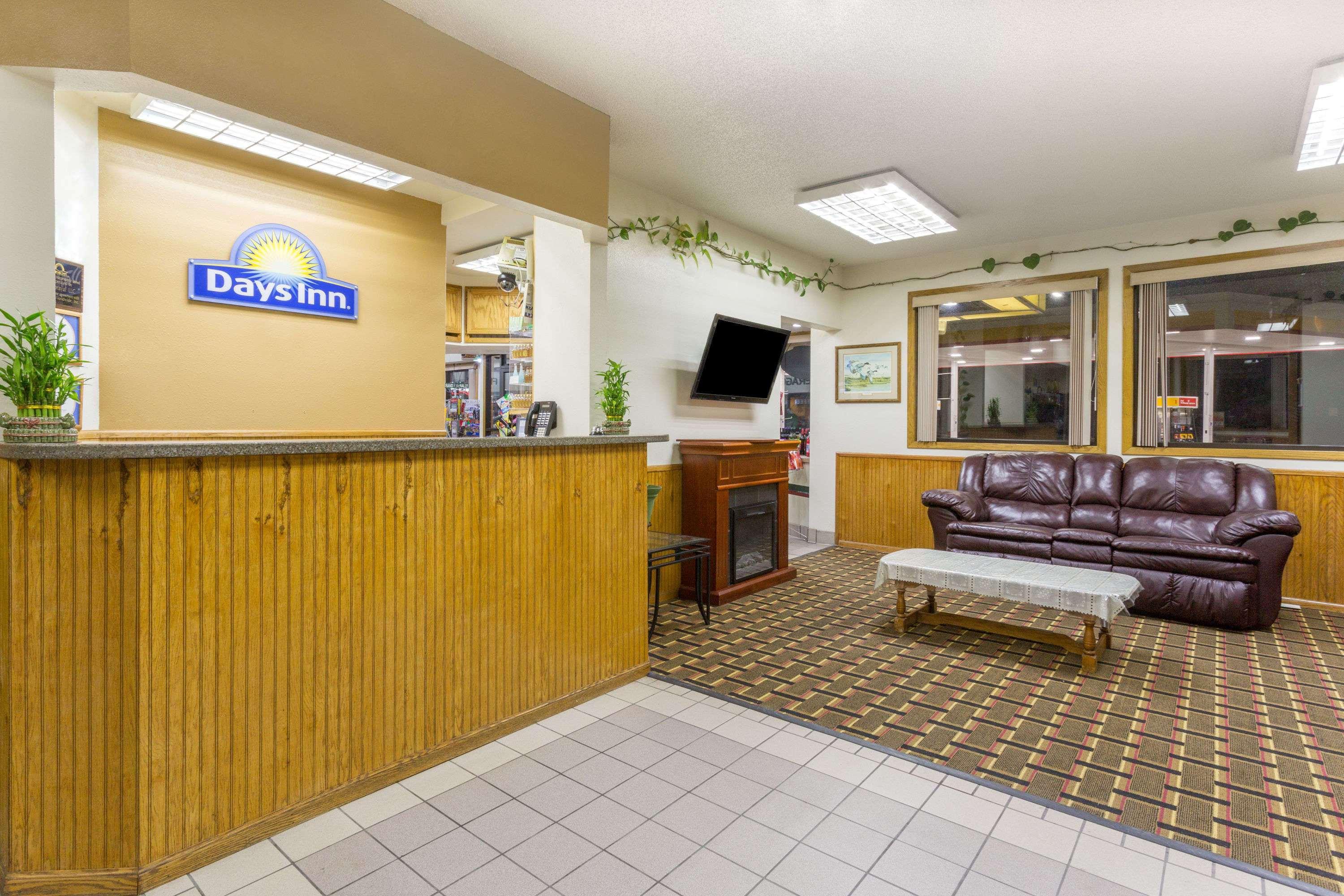 Days Inn By Wyndham Paxton Exterior photo