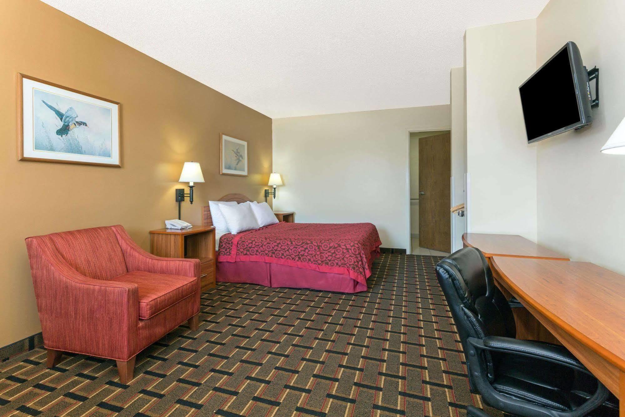 Days Inn By Wyndham Paxton Exterior photo